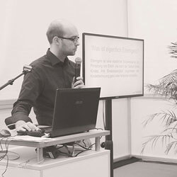 Felix Böhme erklärt Elterngeld vor Präsentation